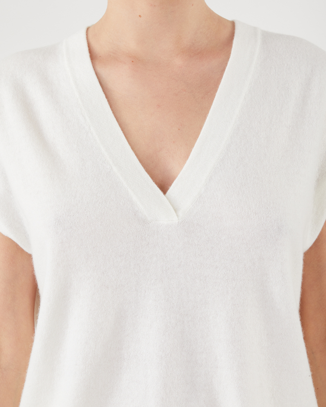 Wakakuu Icons Knitted V-Neck Top Offwhite XS
