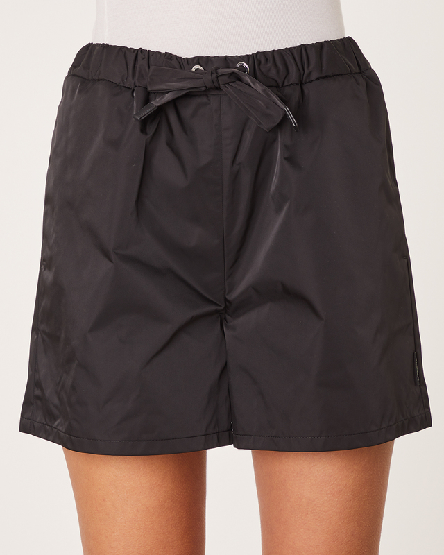 Moncler Shorts Svart IT 44 (EUR 40)