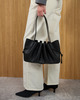 Yuzefi Skulderveske Scallop Pebble Grain Leather Svart ONESIZE