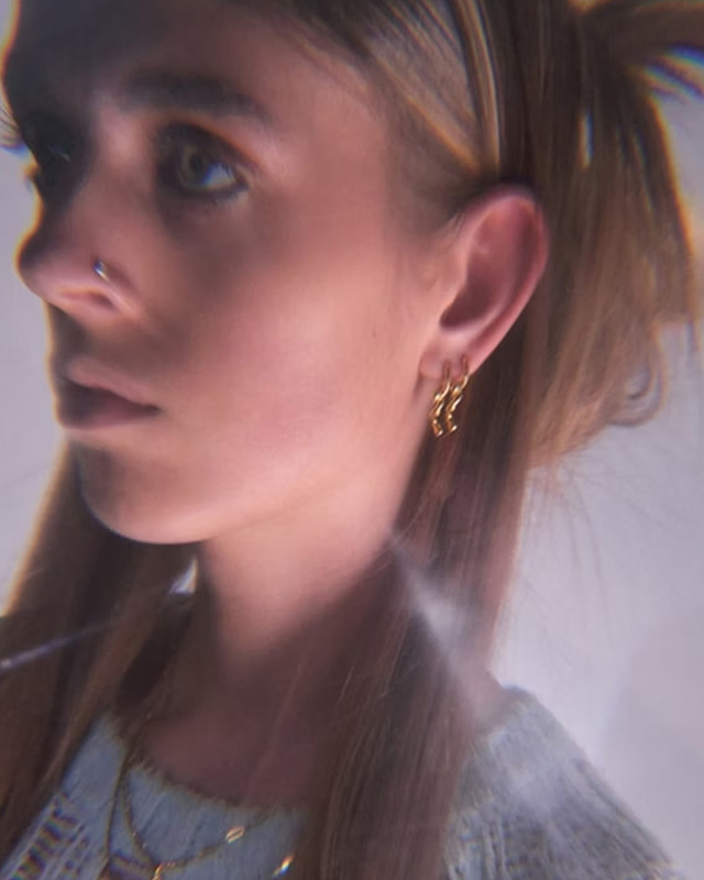 Maria Black Earring Brain Jelly Huggie Guld ONESIZE