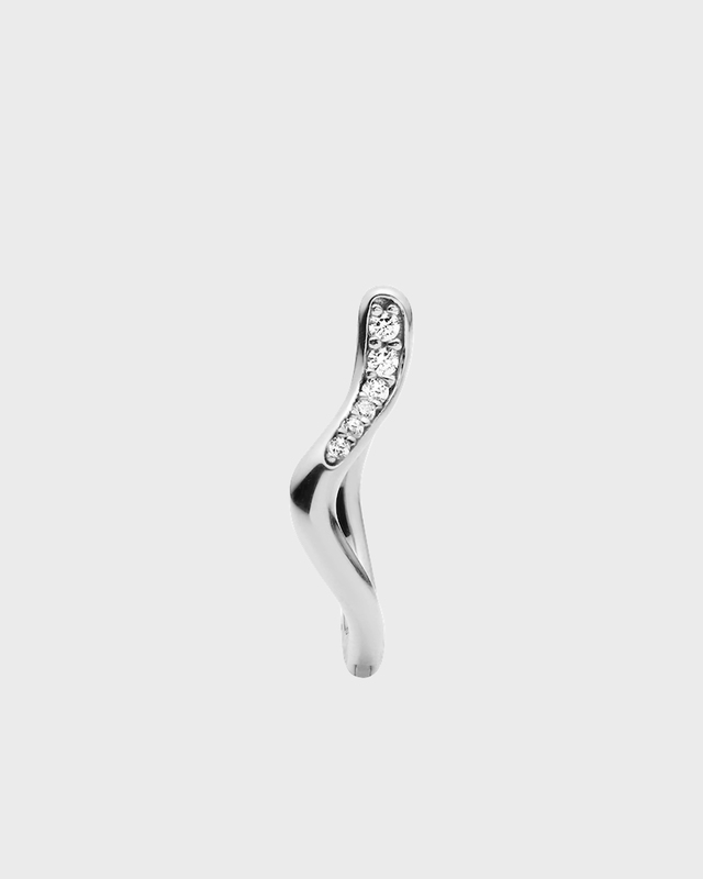 MARIA BLACK Örhänge Yasmin 12 Huggie Silver left