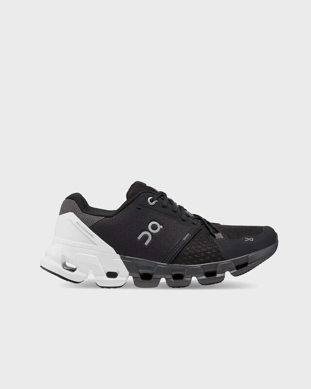 On Sneakers Cloudflyer 4 Svart/vit 9,5 (EU 41)