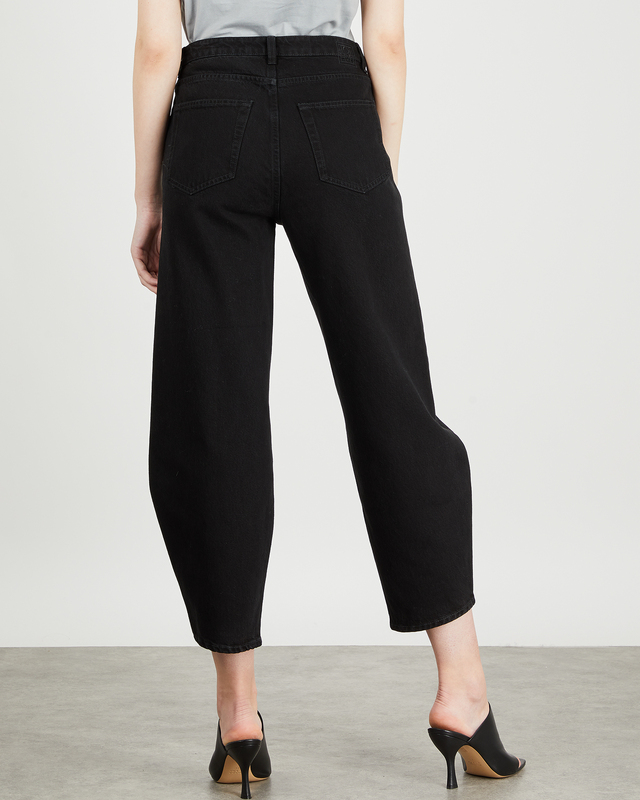 Totême - Jeans Barrel Leg Denim | WAKAKUU