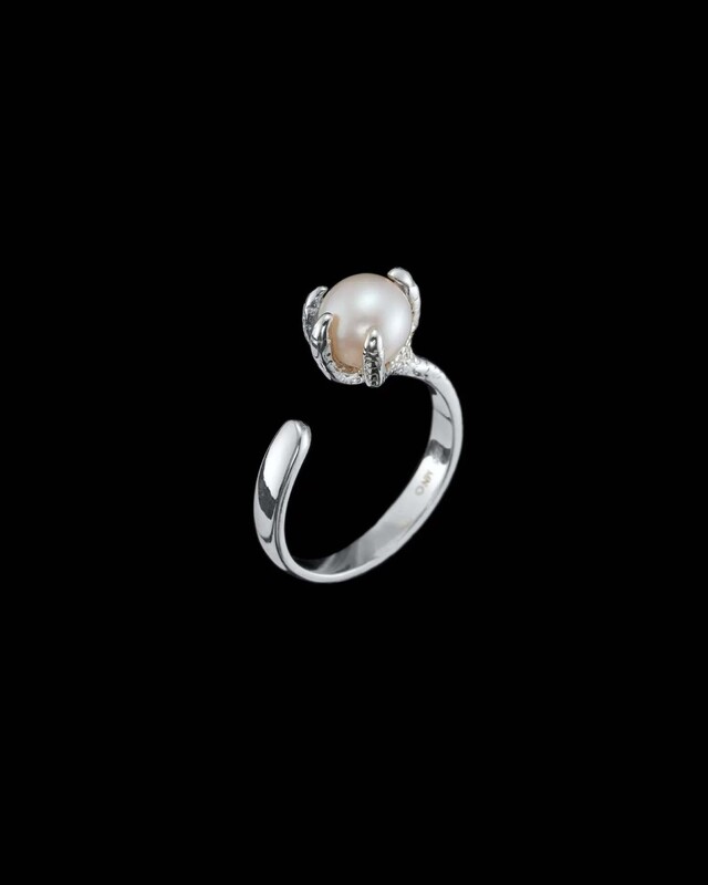 Maria Nilsdotter Ring Tiny Claw Pear Silver 18 MM