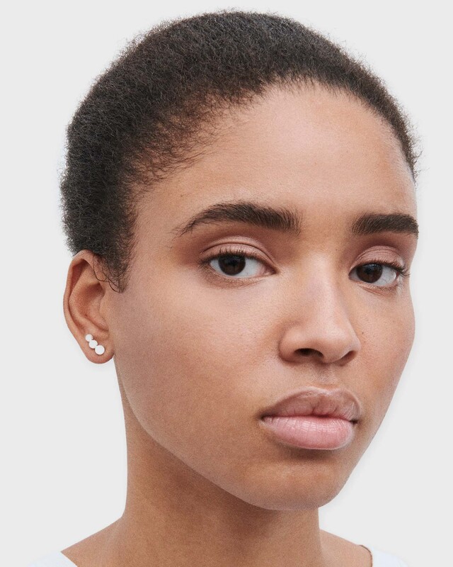 Sophie Bille Brahe Earring Trois Perle Pearl left