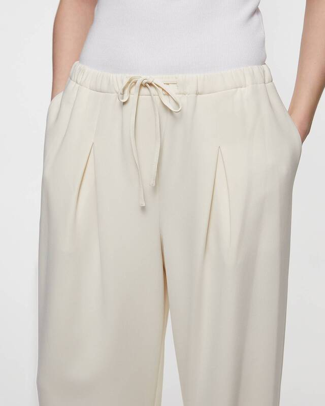 Theory Byxor Pleated Pull-On Pant in Admiral Crepe Beige US 10 (EUR 42)
