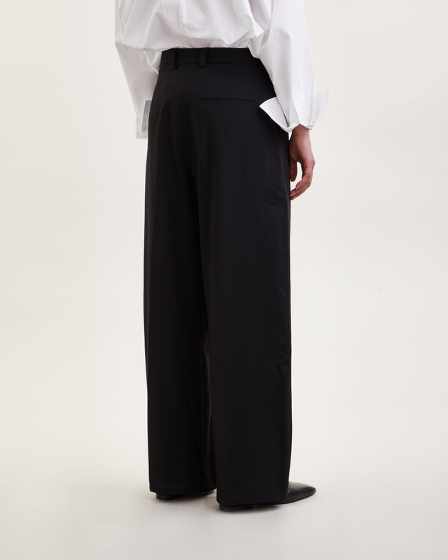 Teurn Studios Relaxedfit pleated trousers Svart 36