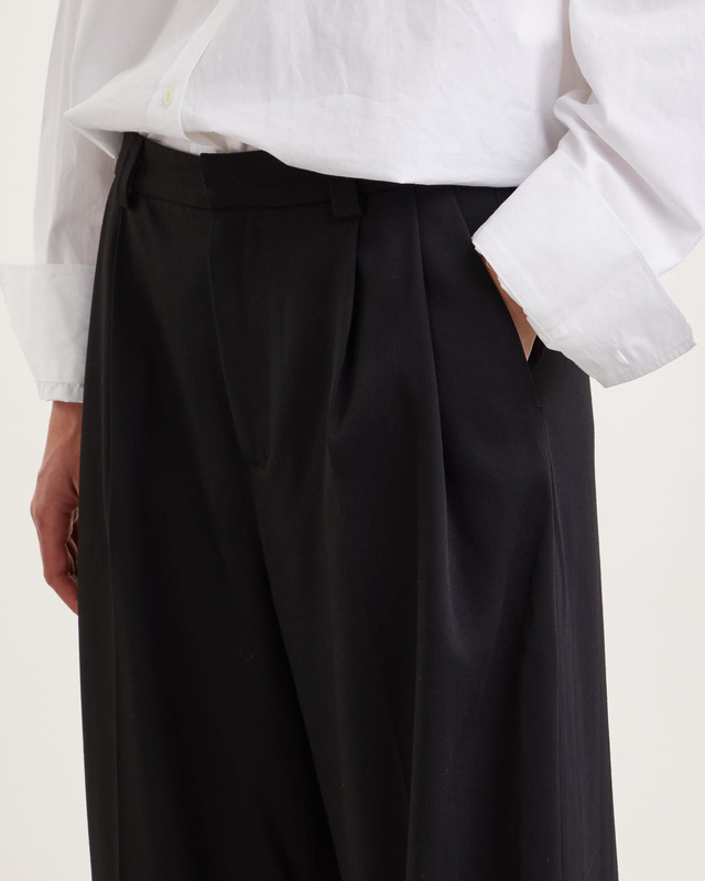 Teurn Studios Relaxedfit pleated trousers Svart 36