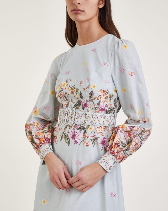 By Malina Klänning Josephine Soft Floral  Blå M