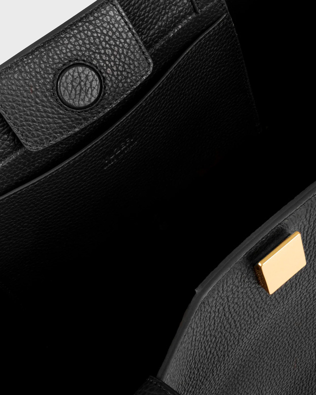 YUZEFI Gyoza Tote Pebble Bag  Black ONESIZE