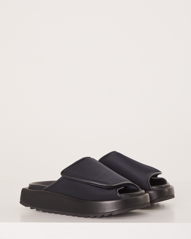 Gia Borghini Sandaler Stitched Puffy Slipper Svart EUR 38