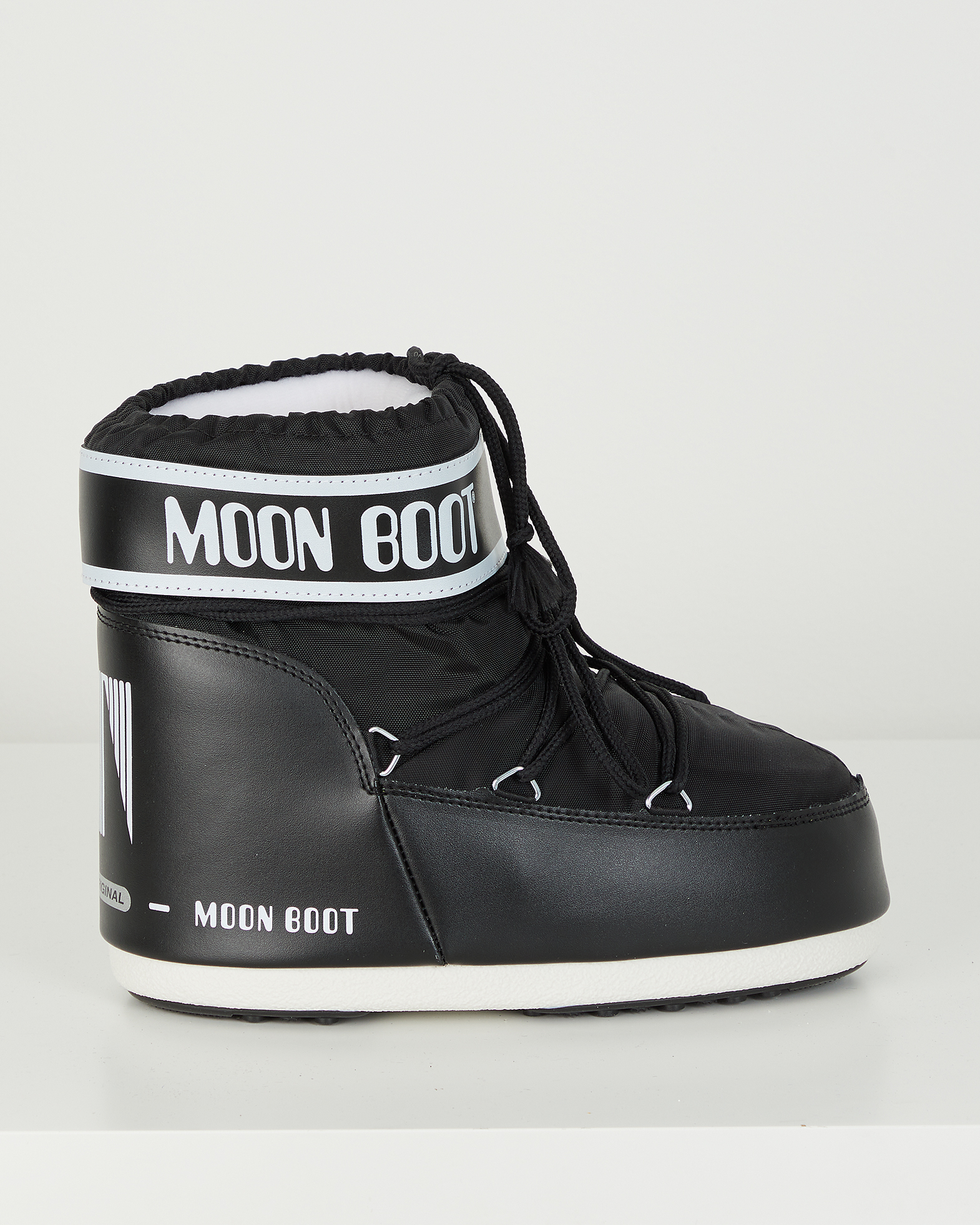 moon boots low black