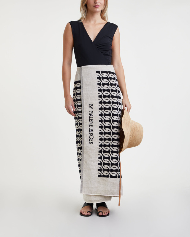 By Malene Birger Towel Lemora Svart/vit ONESIZE