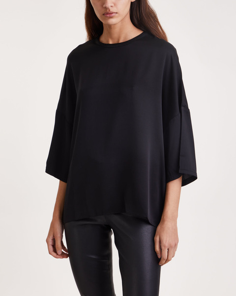 Topp Thess Silk Tee Svart 1