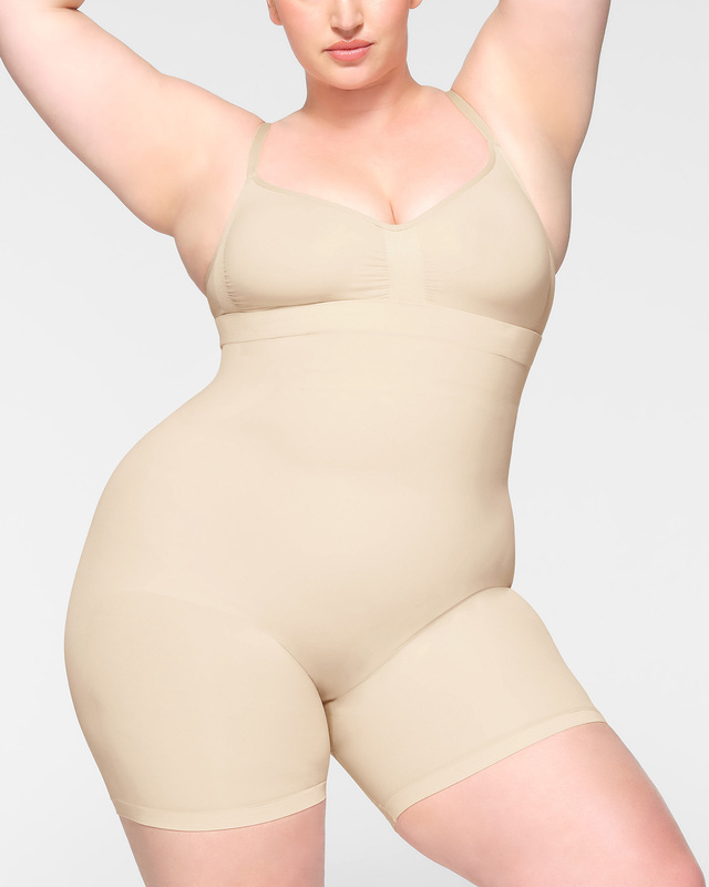 Skims Shorts Seamless Sculpt Mid Thigh Sand XXS