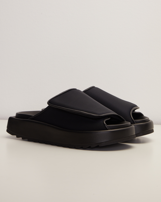 Gia Borghini Sandaler Stitched Puffy Slipper Svart EUR 38