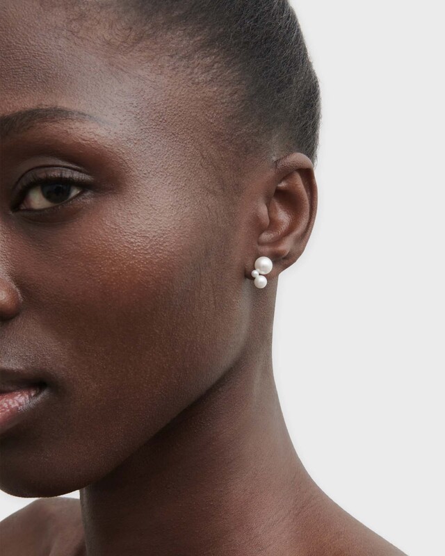 Sophie Bille Brahe Örhänge Petite Stellari Pearl right