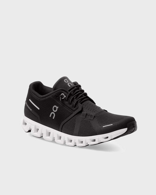 On Cloud 5 Black/White W Svart/vit 9,5 (EU 41)