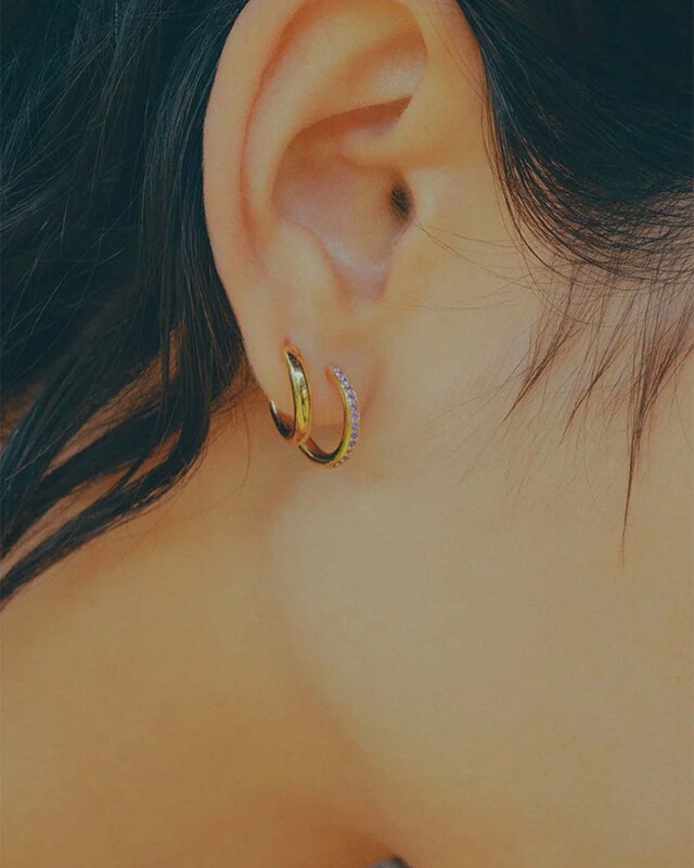 Maria Black Earring Mica Huggie Violet Guld WAKAKUU